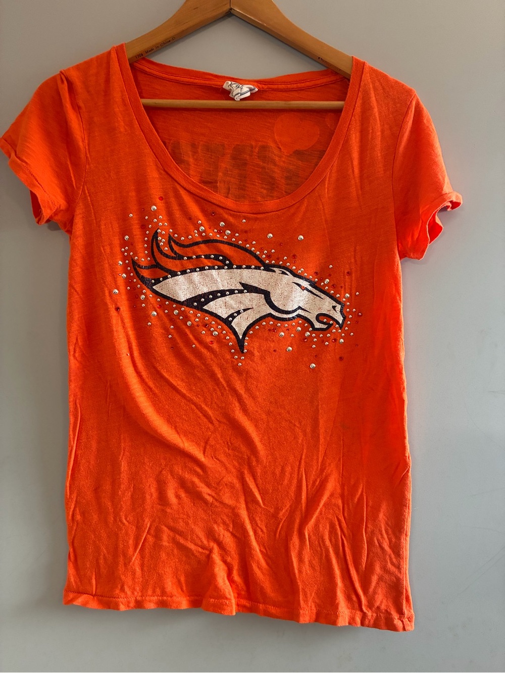 😎 Denver Broncos PINK VS bling tshirt